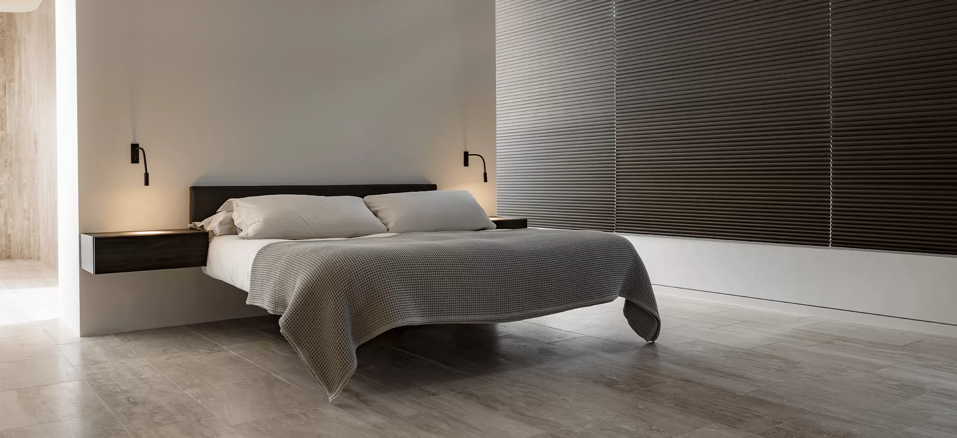 Stilvolle Außenterrasse mit Lamellendach und Beleuchtung Elegante graue Wabenplissees in einem modernen Schlafzimmer