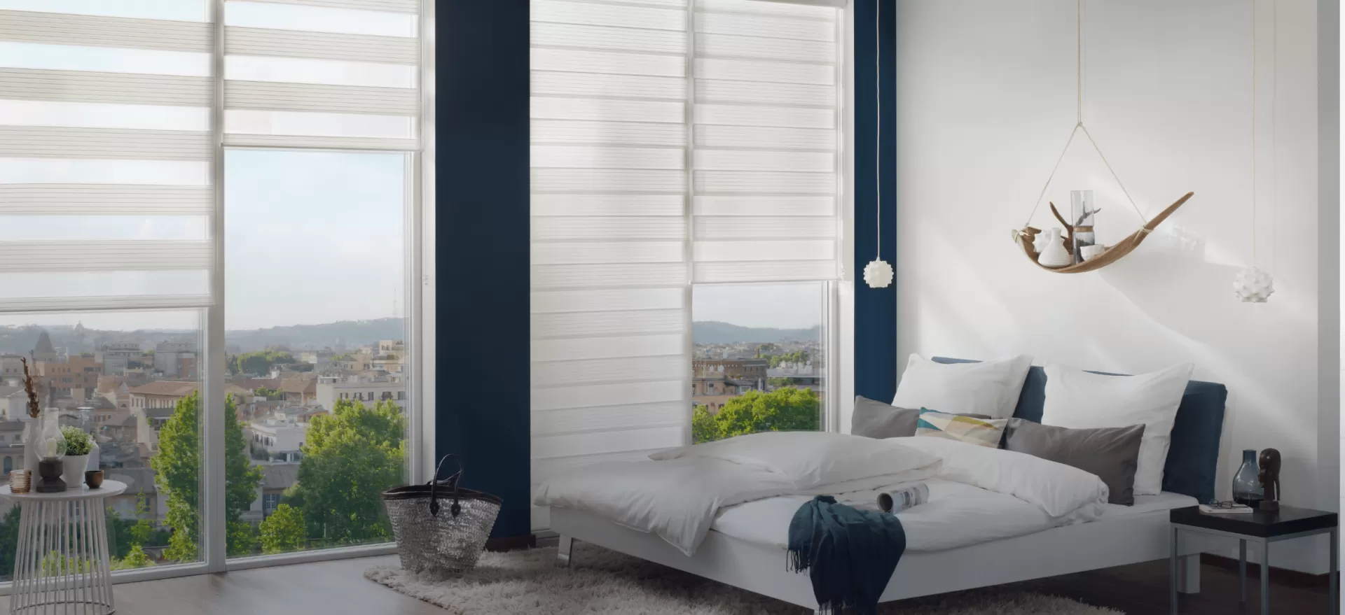 Stilvolle Außenterrasse mit Lamellendach und Beleuchtung Shadowline Doppelrollos ermöglichen flexible Schattenregulierung in einem Schlafzimmer.