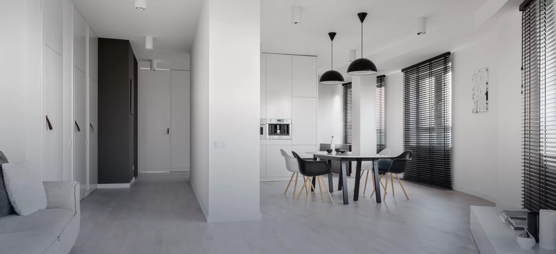 Stilvolle Außenterrasse mit Lamellendach und Beleuchtung Dunkle Holz-Jalousien von ShadowLine Beschatten eine moderne Essküche