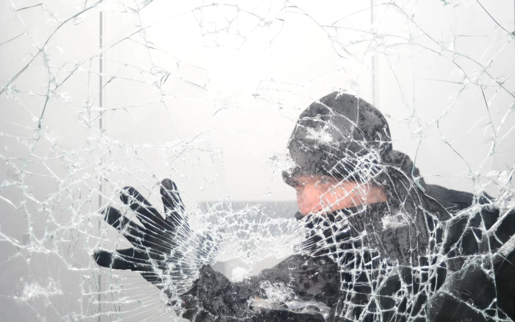 Haverkamp Sicherheitsfolie schützt Fenster vor dahinterstehendem Einbrecher