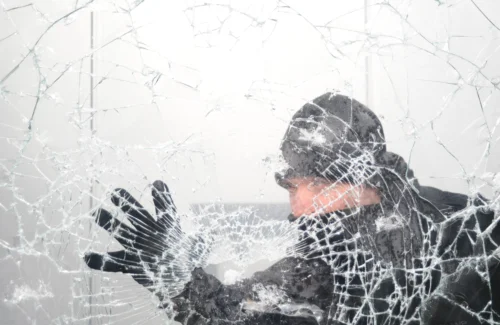 Haverkamp Sicherheitsfolie schützt Fenster vor dahinterstehendem Einbrecher