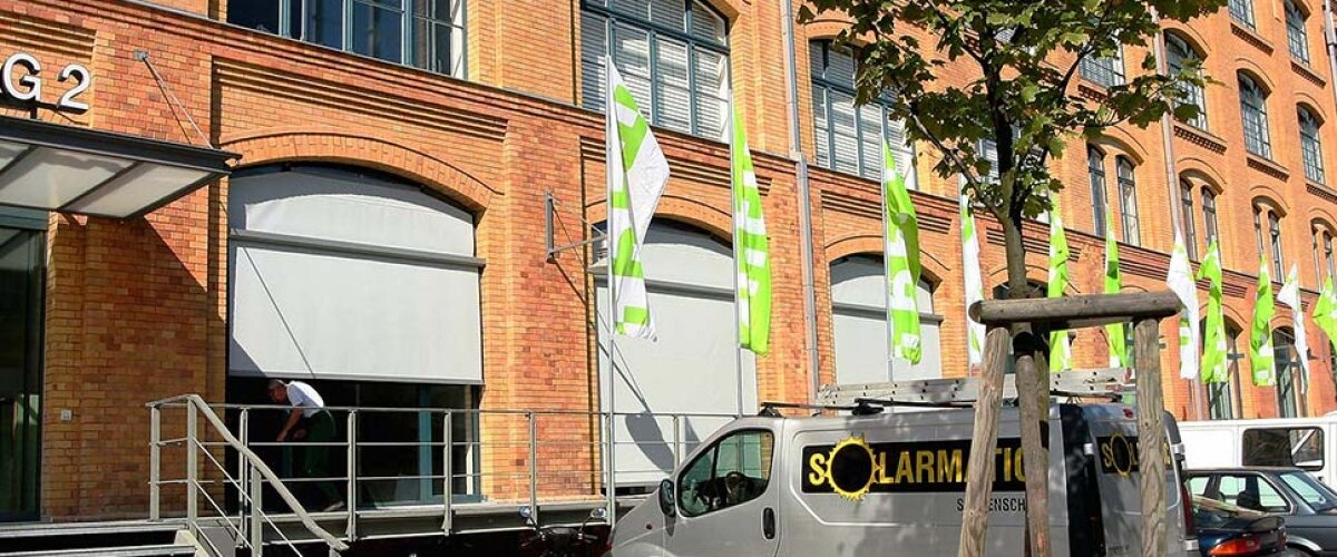 Stilvolle Außenterrasse mit Lamellendach und Beleuchtung Rundbogenfenster mit Rundverschattungen von Solarmatic