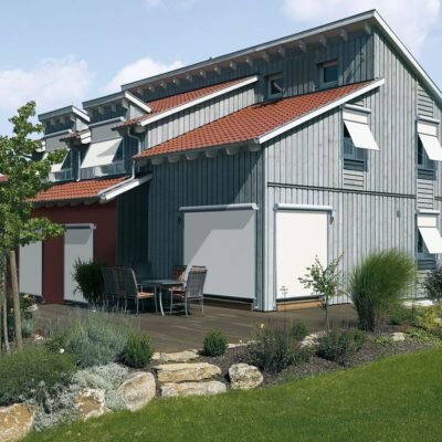 Fenster-Markise an modernem Haus