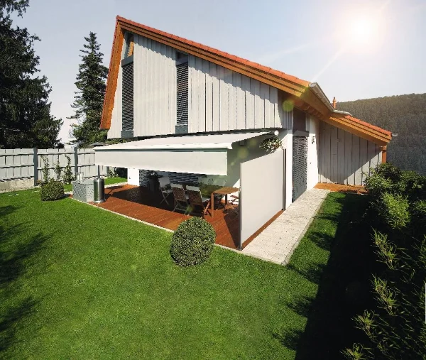 Seitenmarkise an modernem Haus mit Garteb