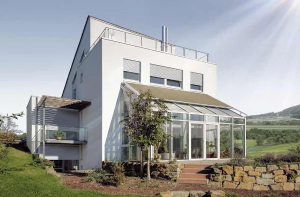 Wintergartenmarkise an modernem weißen Haus